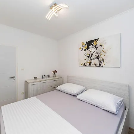 Near The Sea Apartment Kastela