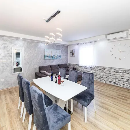 Near The Sea Apartment Kastela